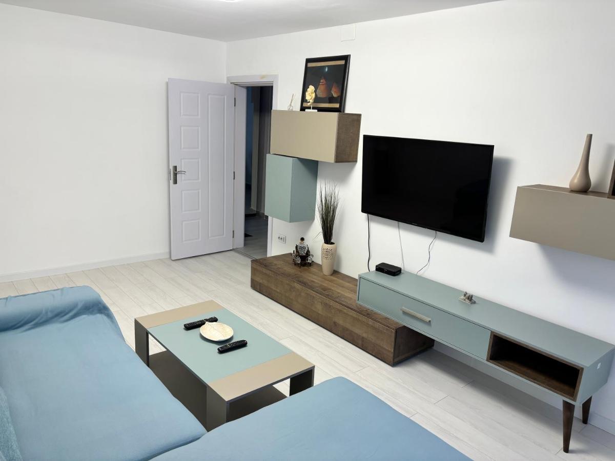 3 camere decomandat ( 2 dormitoare ,1 living) 2 bai, parter,balcon