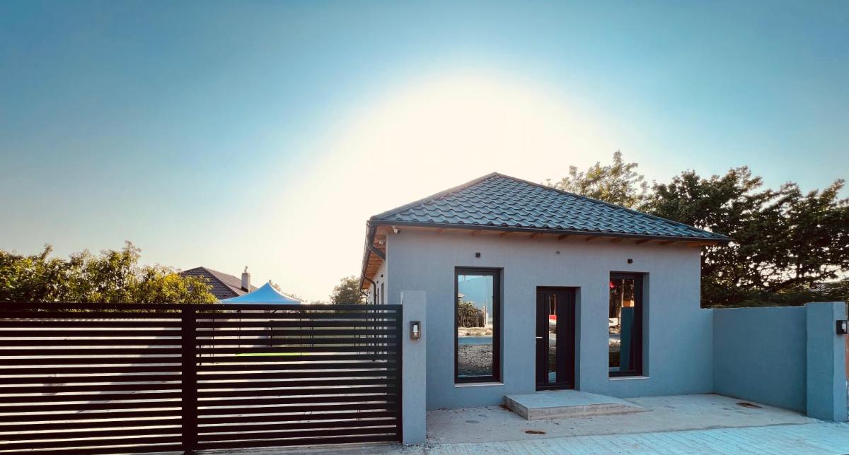 ALEX’S BEACH HOUSE