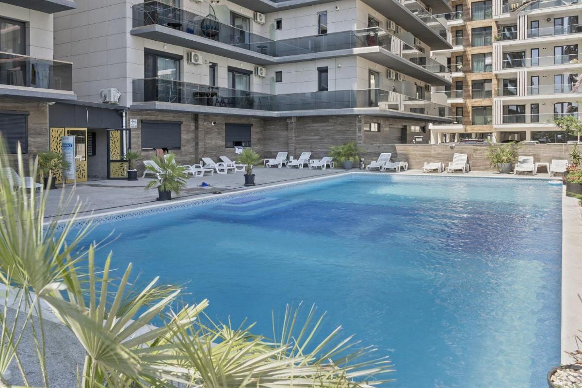 Almar 1BDR with Pool & Private Parking