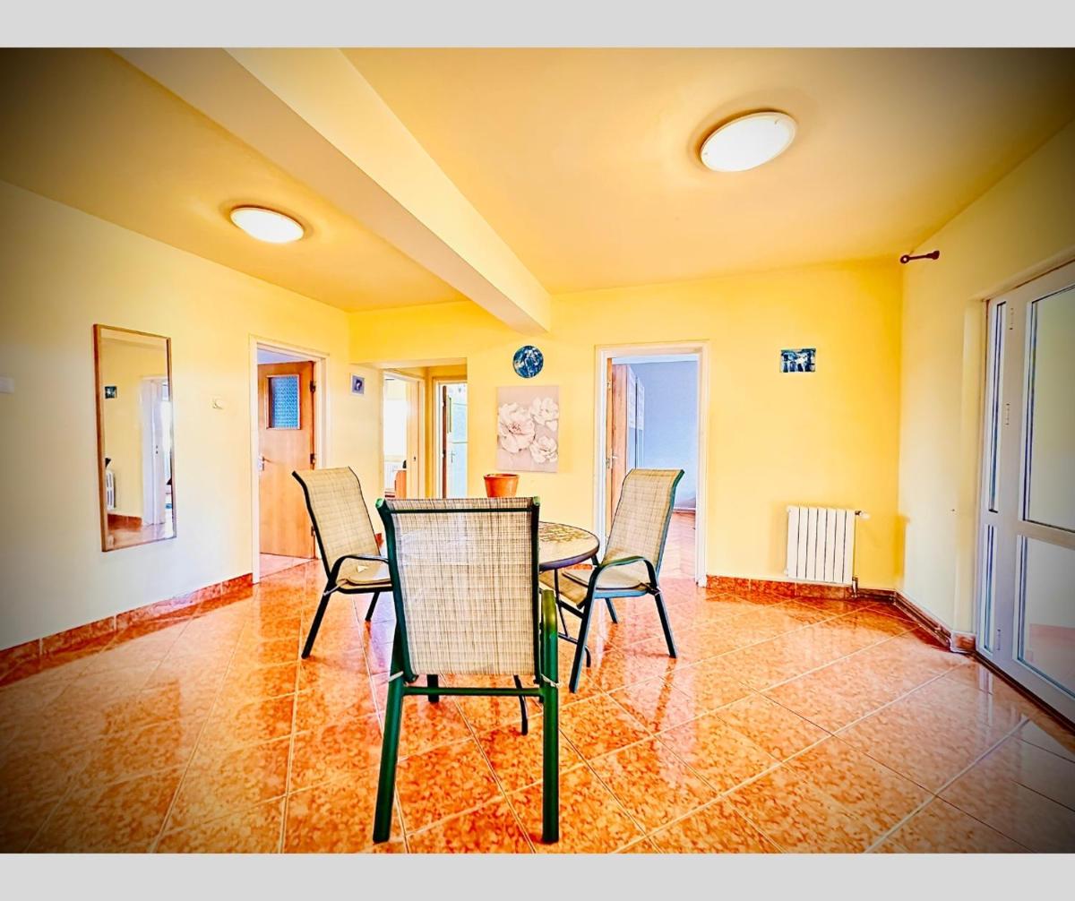 Apartament spațios cu 3 camere ṣi terasă
