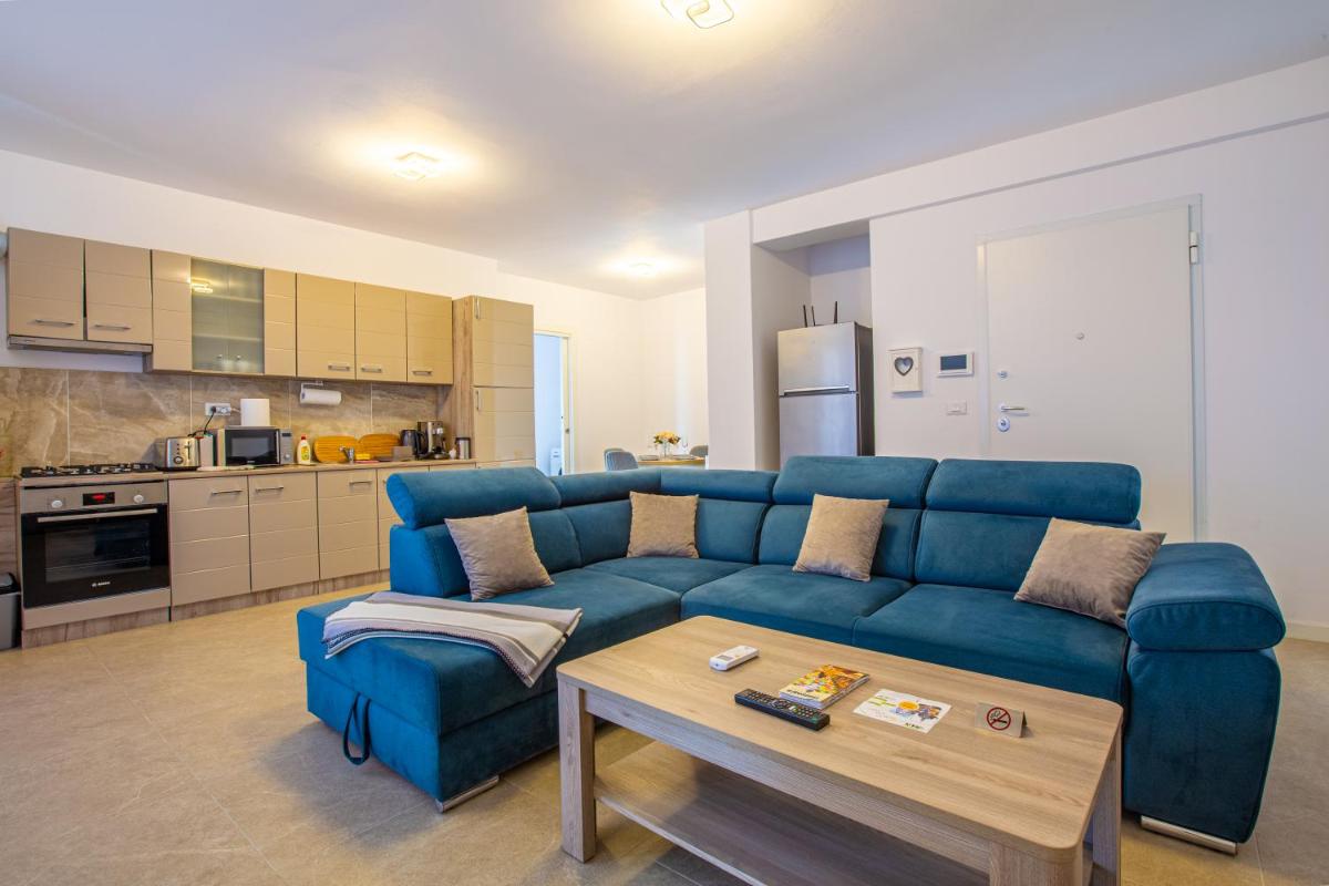 ATENEO TREVI 2 Rooms, Modern Apartment DeLuxe, BIG Terrace, Plus FREE Parking