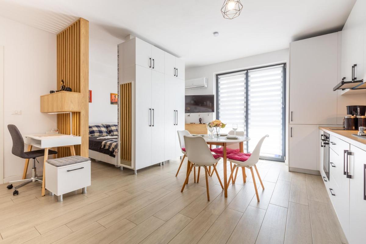 ATENEO - Studio DeLuxe Modern Apartment, BIG Balcony, Plus FREE Parking