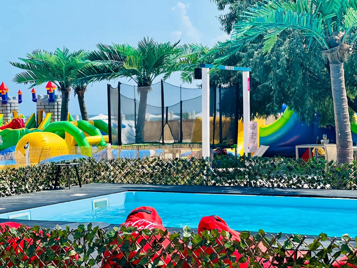Black & White - Endless Summer Mamaia Nord Apartaments