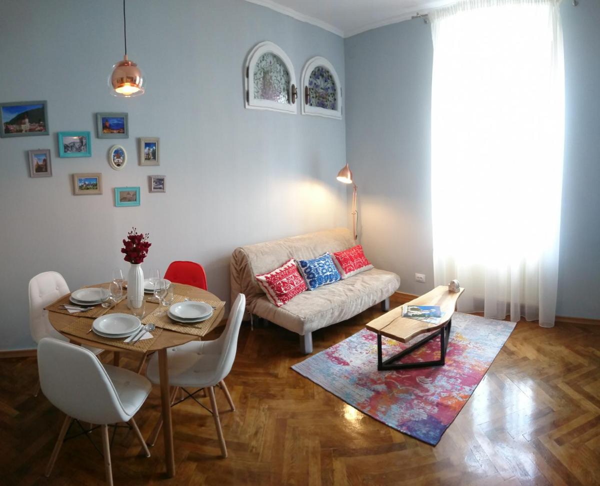 Black Gate - 2 Bedroom Apartment in the Heart of Old Town with Free Private Secured Parking