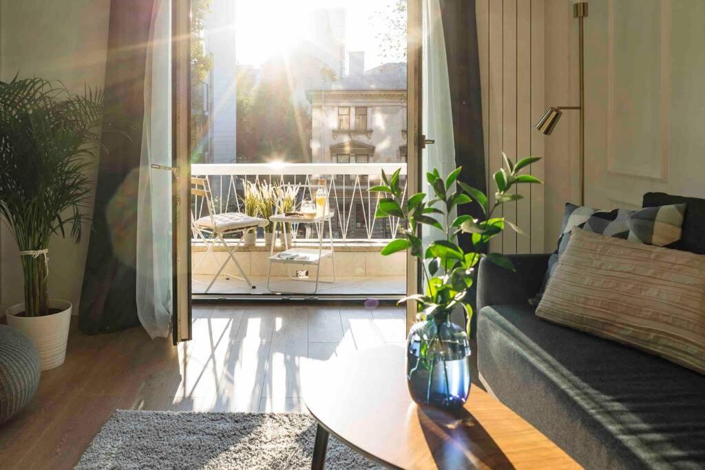 Bright Apartment - Top Location - City Balcony