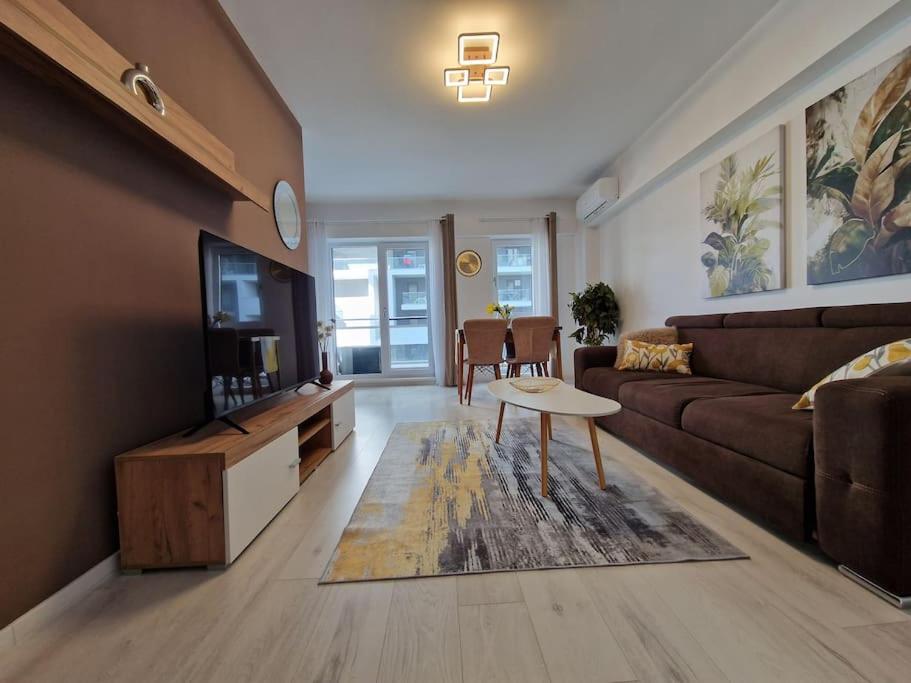 Bright large 2BR Apt with an Emperor-size bed