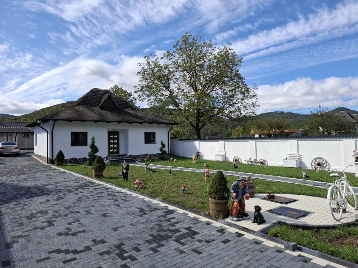 Cabana Razvan Forest