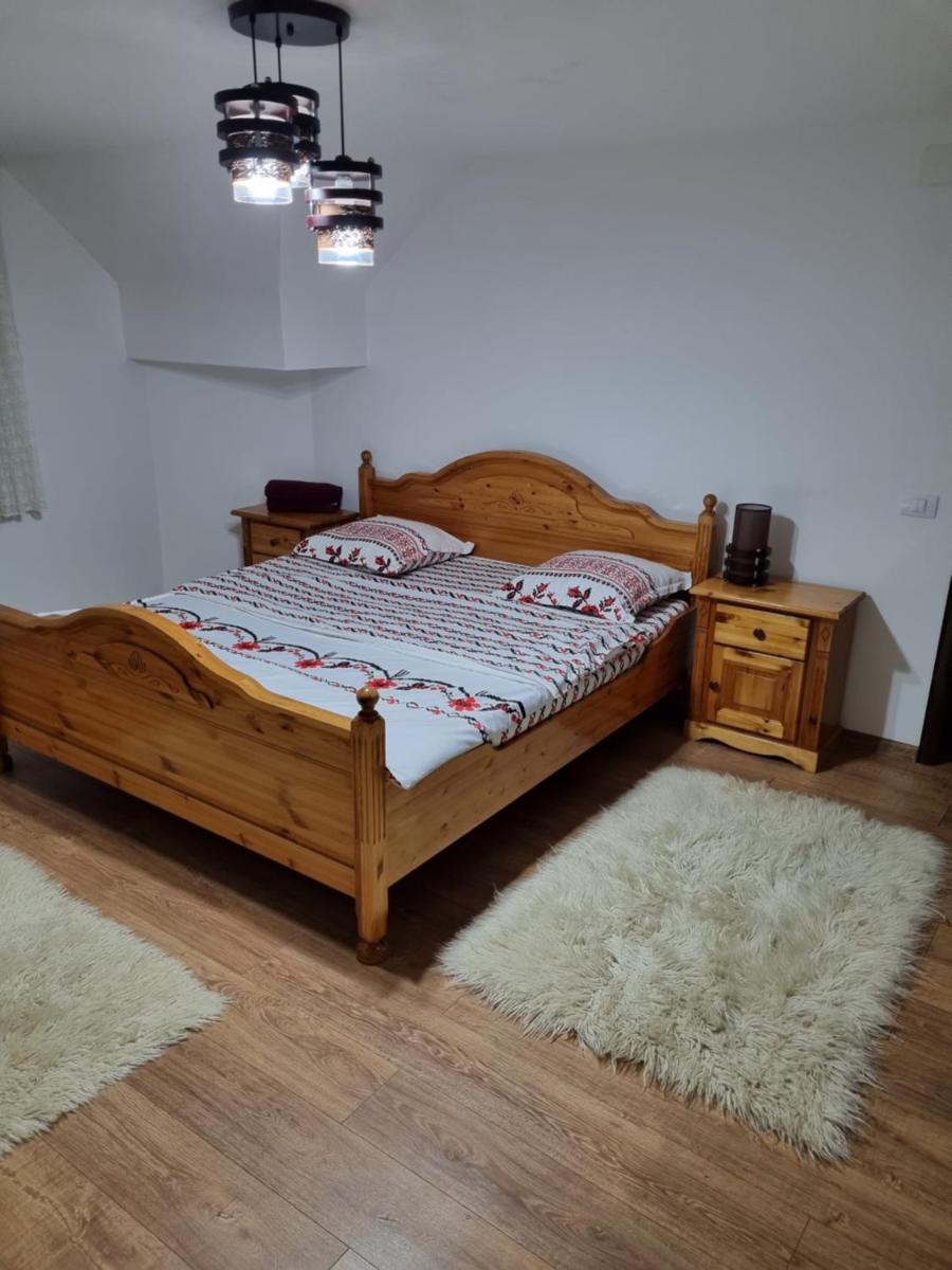 Cabana Trei Brazi cu ciubar si loc de joacă exterior