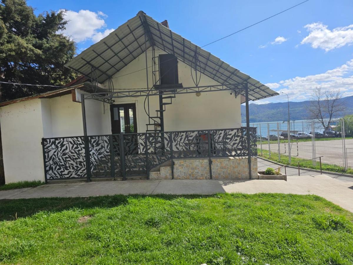 Casa Alba STr,Crizantemelor 17