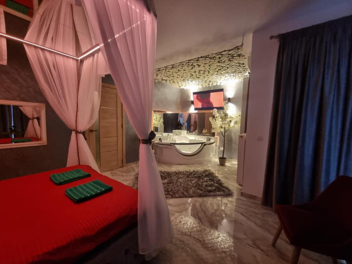 DeLuxe Jacuzzi & Baldaquin Studio