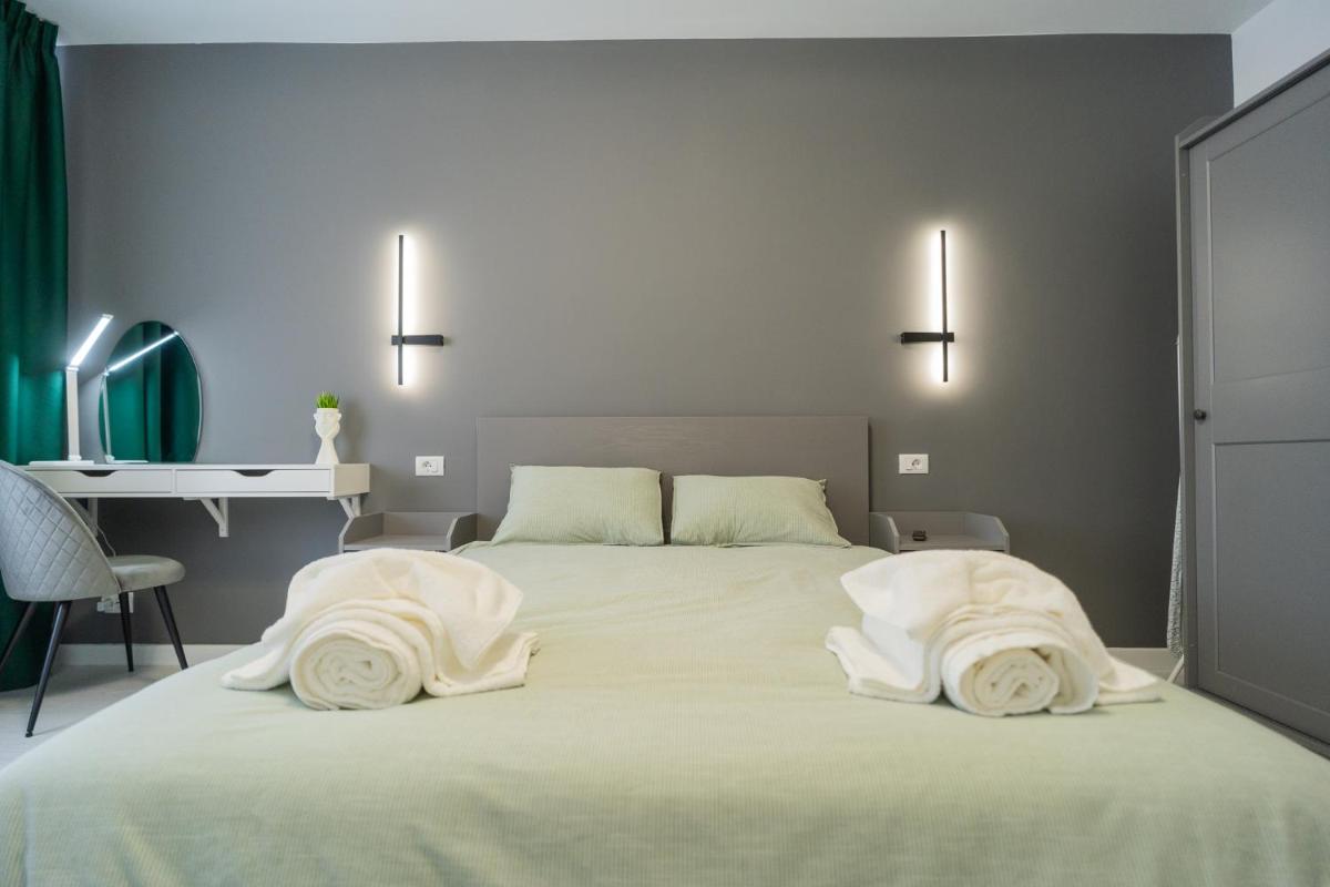 Elegant Fresh Renovated Studio