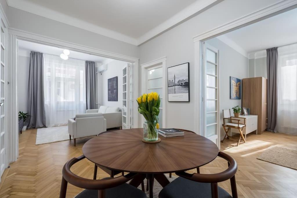 Exquisite Art Deco 2BR Apartment Prime Location