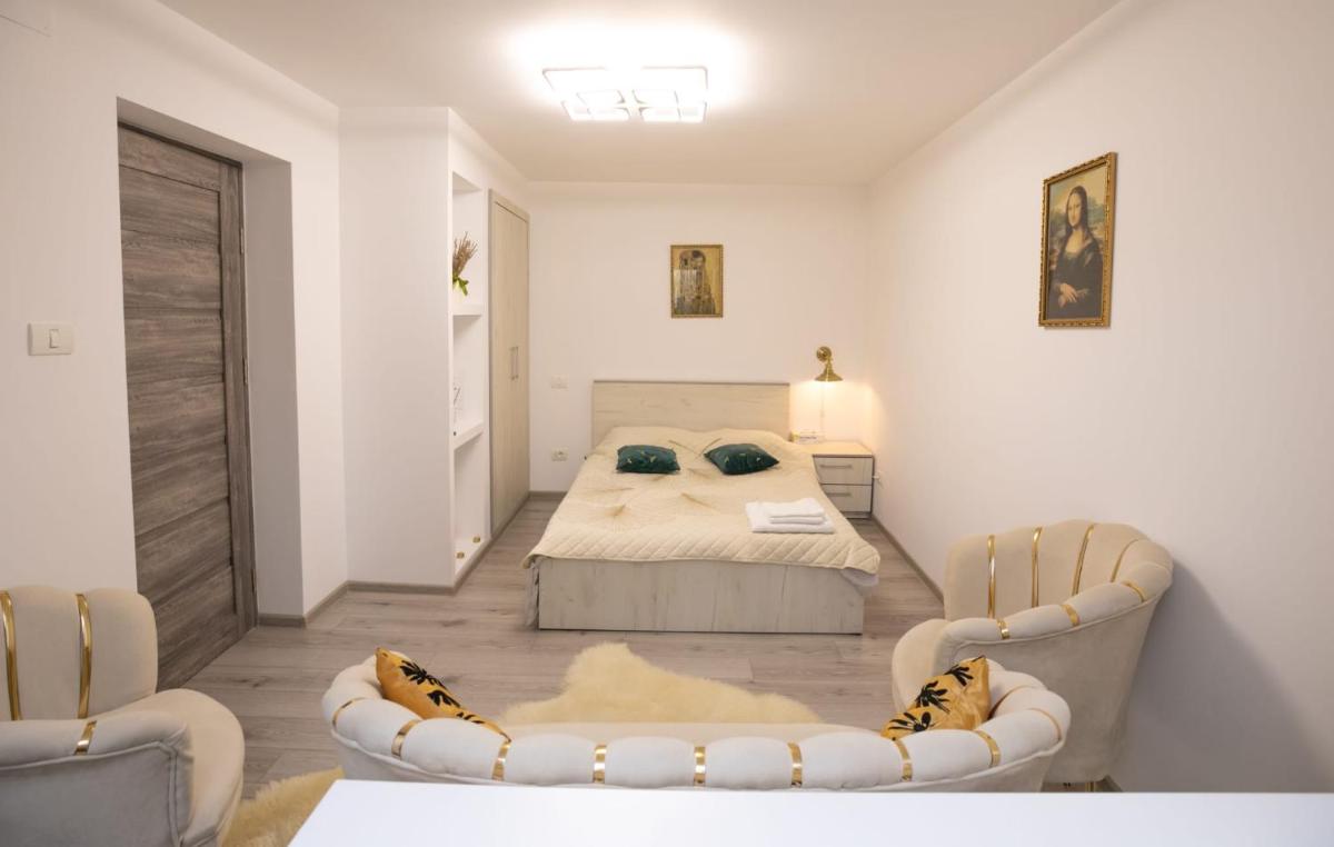 Golden Mountain Flat- ADULTS ONLY