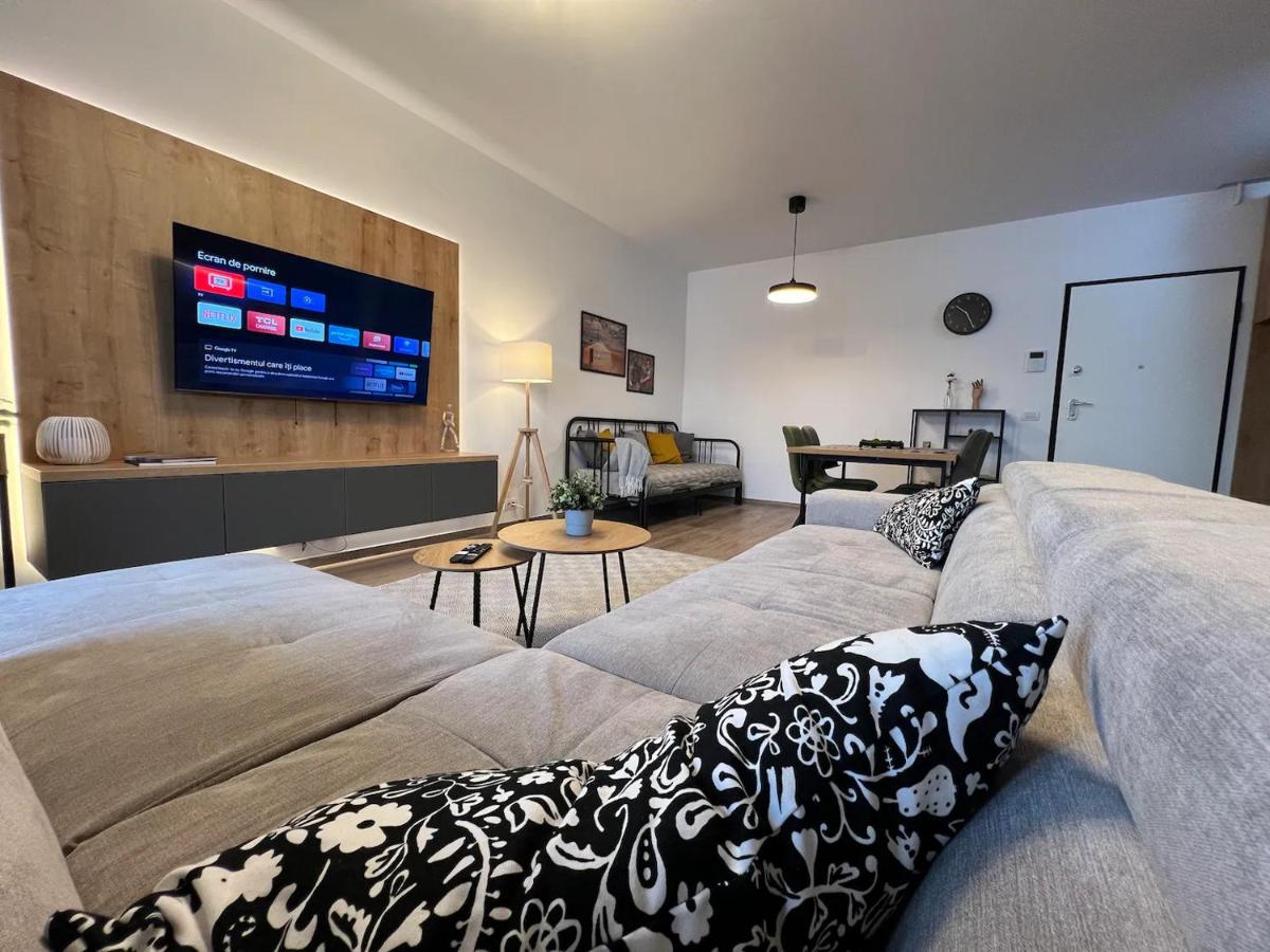 High-Rise Luxury Apartment with free parking