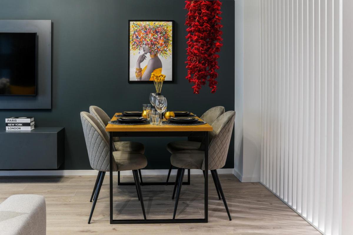 Luca - Luxury Park-View Apt with Balcony & Parking