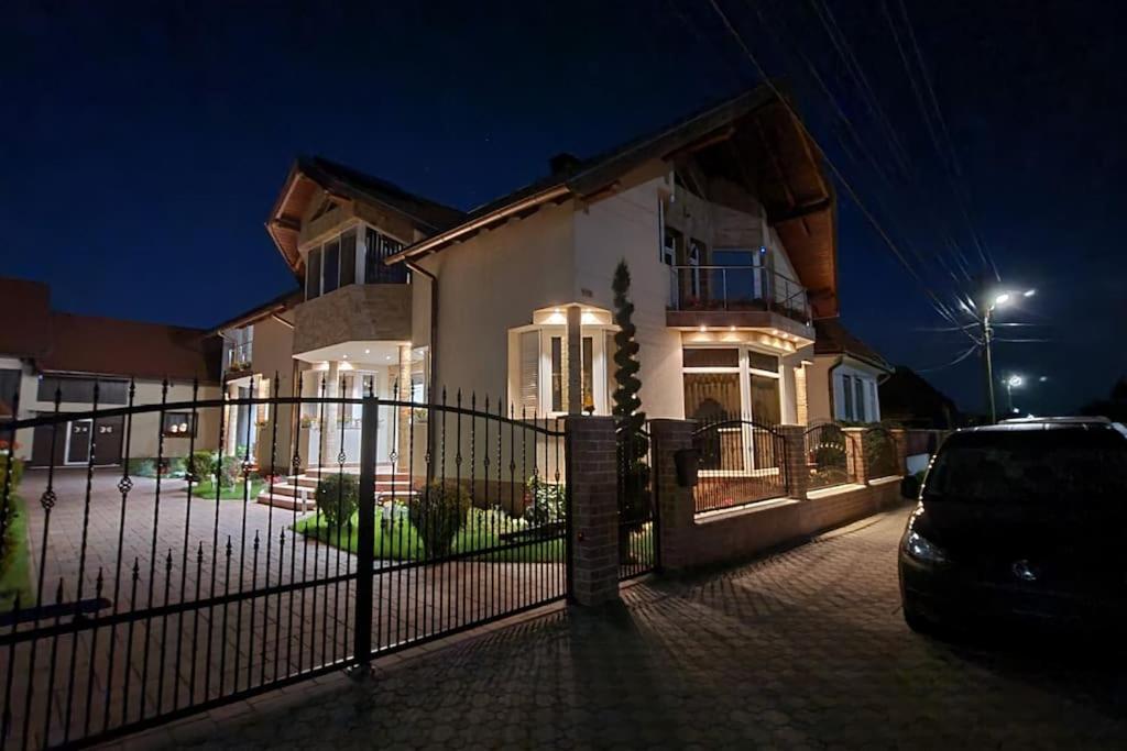 MeLux Airport House