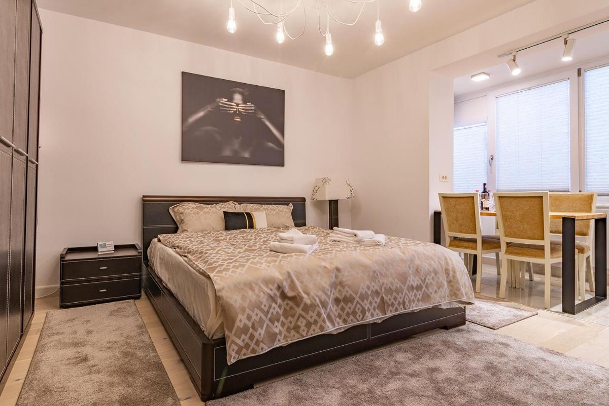 New Central Luxury Studio near AFI Mall and OLD TOWN by MM Apartments