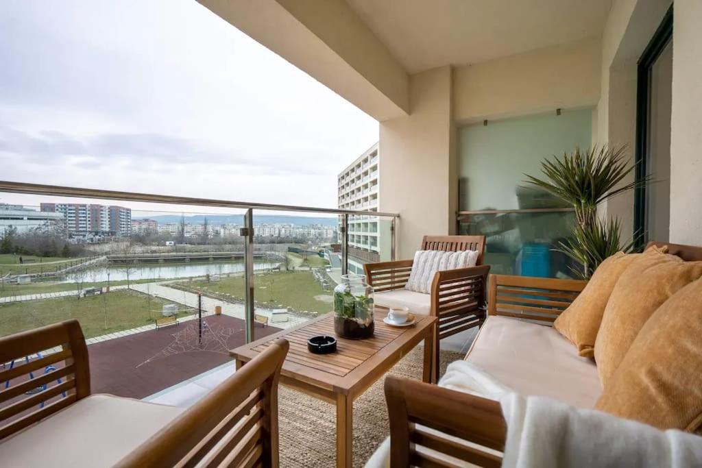 NEW Lake View Cozy Nook-Tennis, Under Ground Parking, Balcony