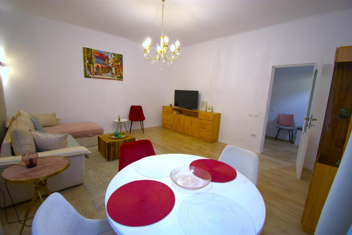 Homey Luxury- entire house, free parking, yard