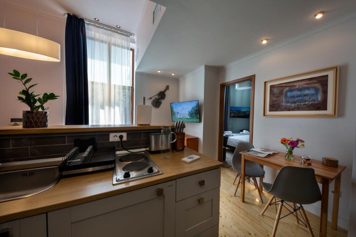 Athenaeum Spacious& Cozy 1Br Prime Location w Balcony