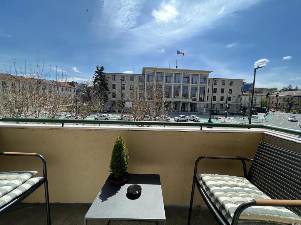 Square View