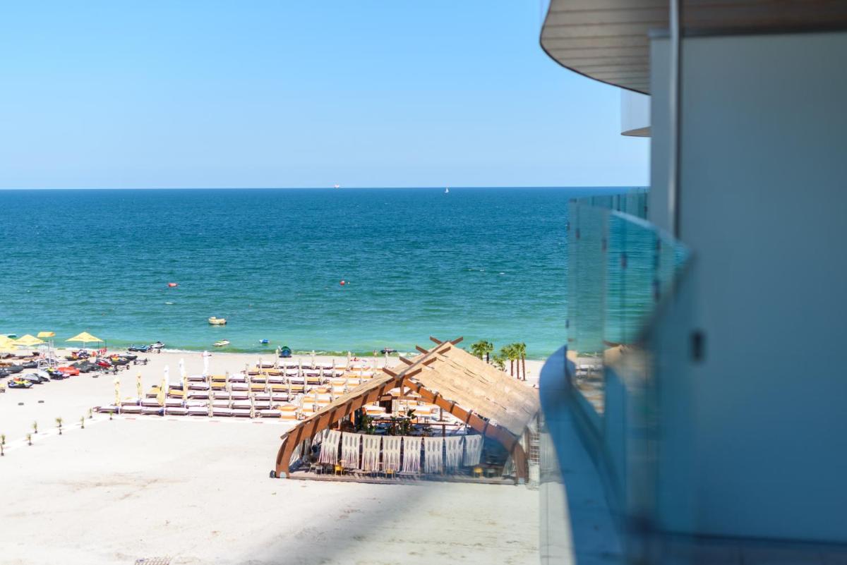 Studio Del Mar White