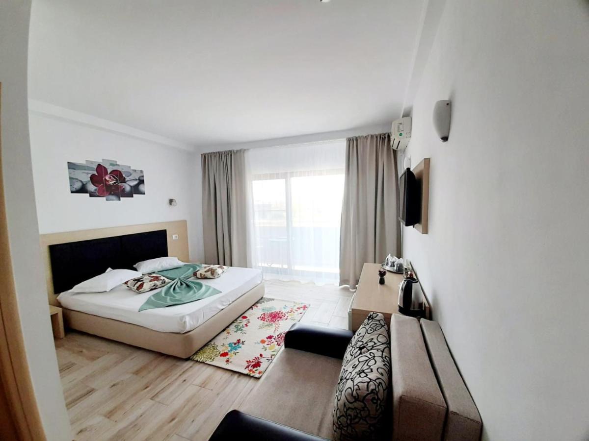 Ryanna Beach pe plaja Belona